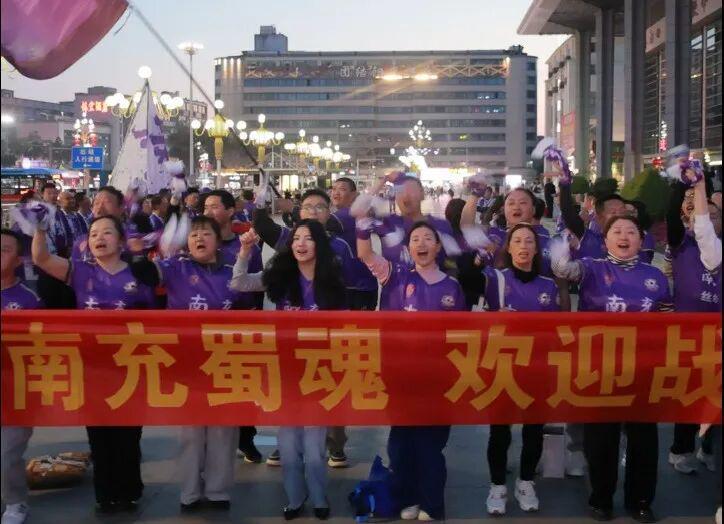 南充丝绸源点队高原集训归来，球迷火车站热烈迎接